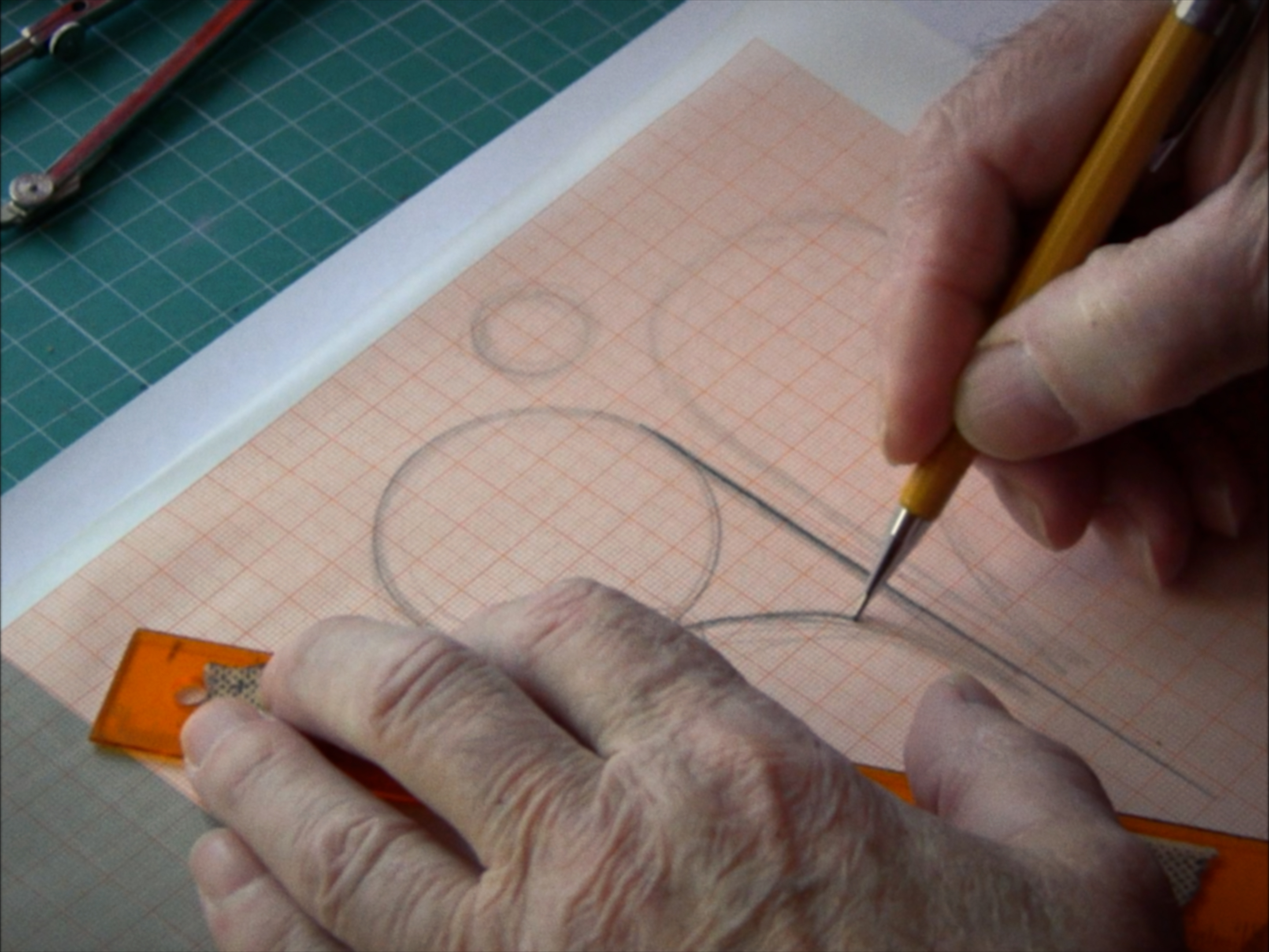Kadr z filmu „Znaki Pana Śliwki” — praca przy projektowaniu znaków
